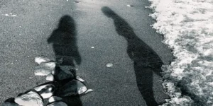 küçük kızın göl kenarındaki gölgesiyle karşılaşması